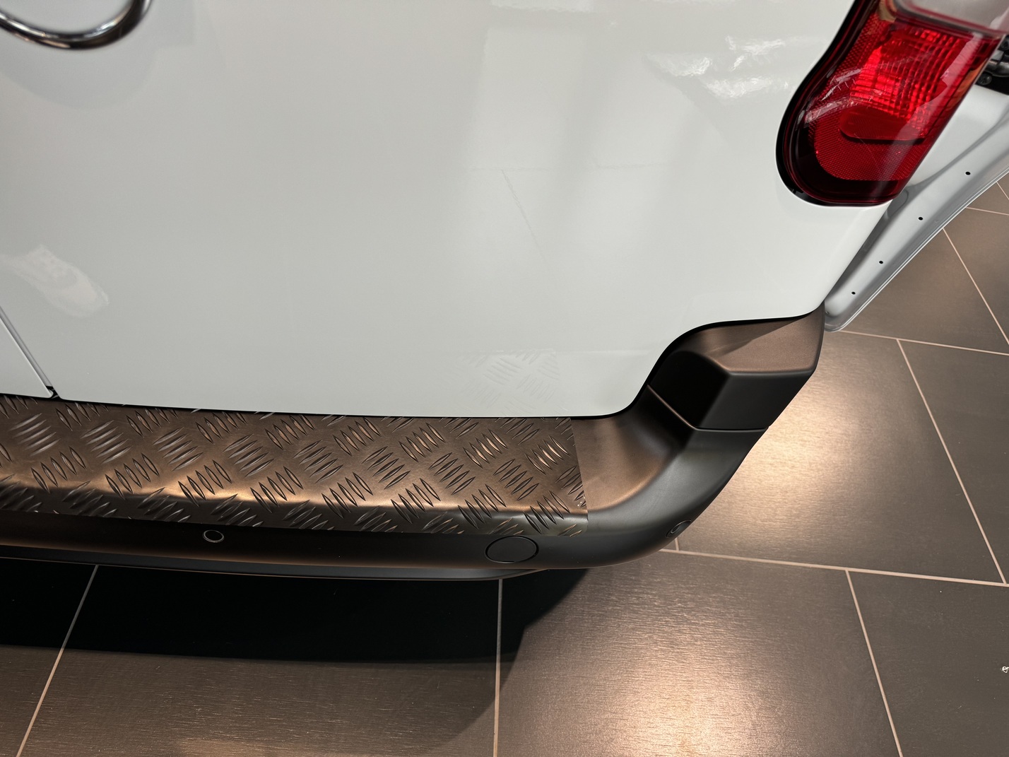 Loading edge protector / Rear bumper cover - Aluminum - Black